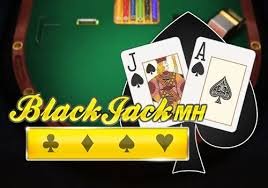 Dealer menampilkan kartu Dragon dan Tiger dalam permainan Dragon Tiger langsung